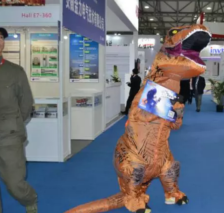 驚！SNEC展會出現史前動物 暴龍帶你逛展會