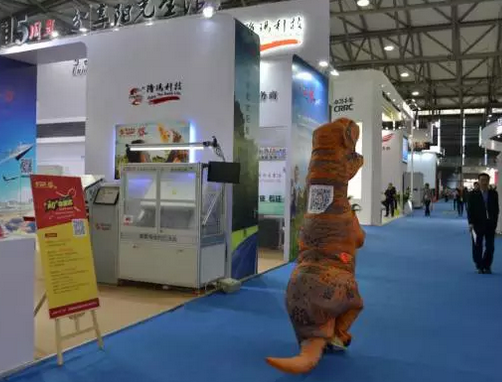 驚！SNEC展會出現史前動物 暴龍帶你逛展會