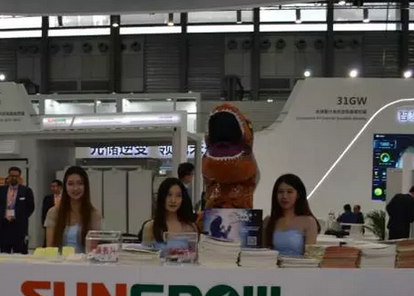 驚！SNEC展會出現史前動物 暴龍帶你逛展會