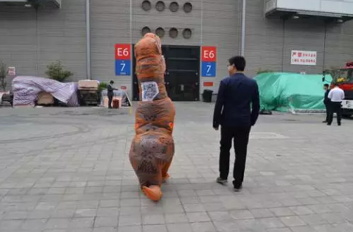 驚！SNEC展會出現史前動物 暴龍帶你逛展會