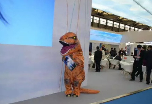 驚！SNEC展會出現史前動物 暴龍帶你逛展會