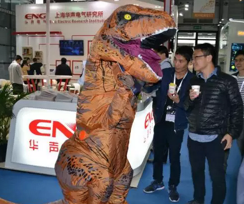 驚！SNEC展會出現史前動物 暴龍帶你逛展會