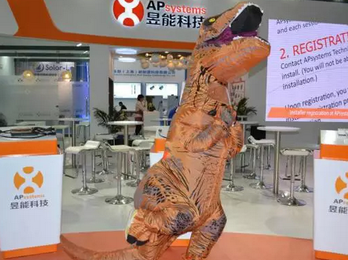 驚！SNEC展會出現史前動物 暴龍帶你逛展會