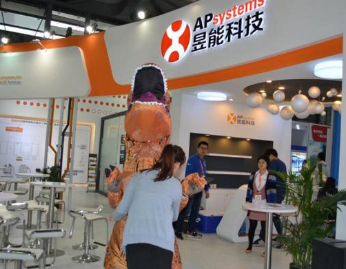 驚！SNEC展會出現史前動物 暴龍帶你逛展會