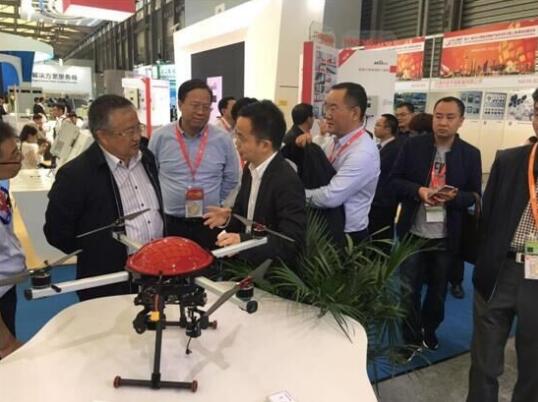 新品發(fā)布，無(wú)人機(jī)展示     金鴻泰驚艷亮相SNEC 2017