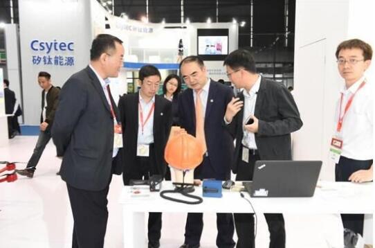 新品發(fā)布,無(wú)人機(jī)展示 金鴻泰驚艷亮相SNEC 2017