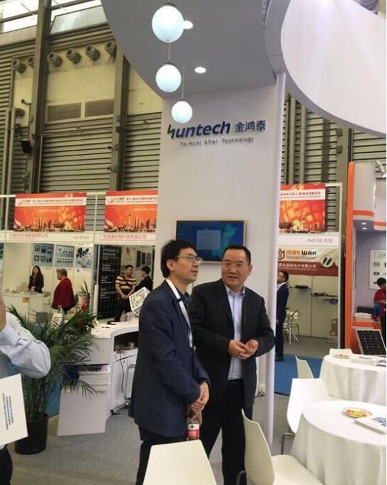 新品發(fā)布,無(wú)人機(jī)展示 金鴻泰驚艷亮相SNEC 2017