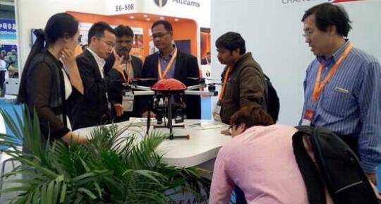 新品發(fā)布,無(wú)人機(jī)展示 金鴻泰驚艷亮相SNEC 2017