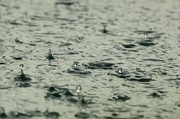 雨滴也能發電？能量轉化率達85% 可與太陽能結合