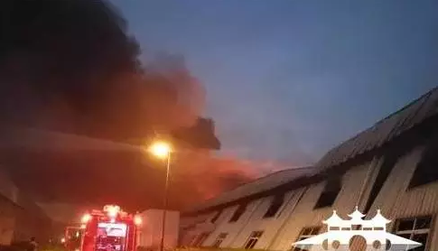 又雙叒叕現火災!為撲救晶澳大火,消防戰士連續作戰累暈現場