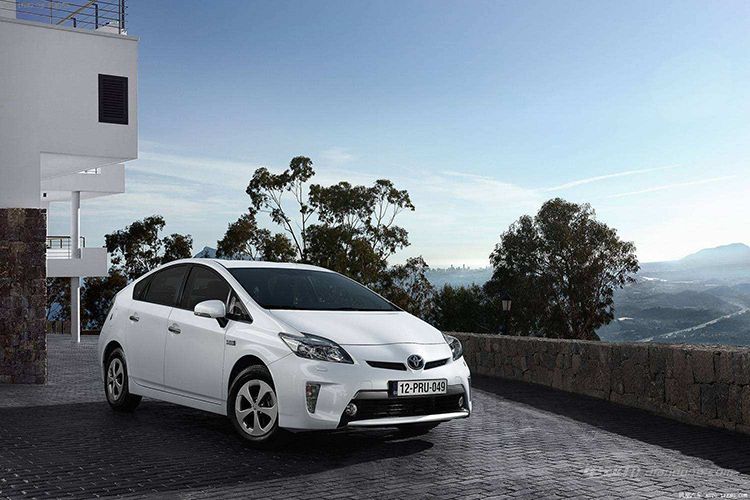 為什么新能源汽車不利用太陽能發電給車充電?