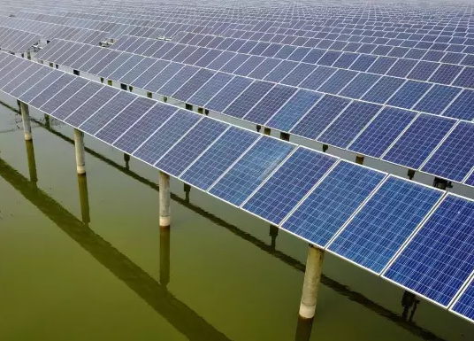 鳥瞰千畝光伏發電 感受三湖漁光互補