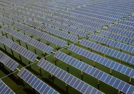 鳥瞰千畝光伏發電 感受三湖漁光互補