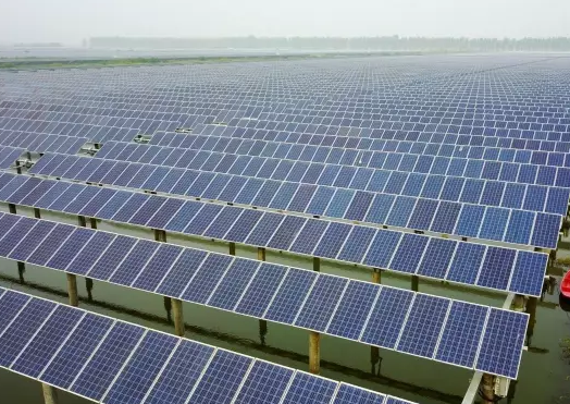 鳥瞰千畝光伏發電 感受三湖漁光互補