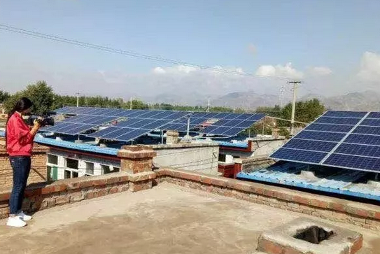 他把自家四個屋頂都裝上了光伏,年入五萬!