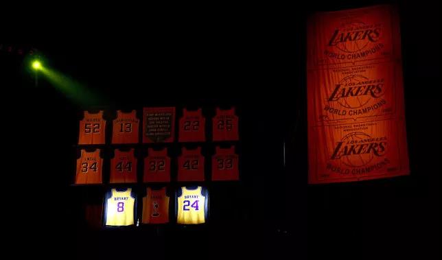 剛剛，科比球衣在屋頂光伏電站下退役！