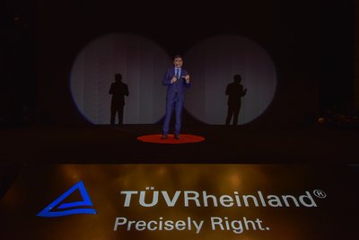 TUV萊茵大中華區太陽能及燃料電池技術服務副總裁鄒馳騁發表演講