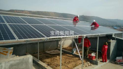 陜西寶雞農戶建“光伏花圃”上面發電下面種花