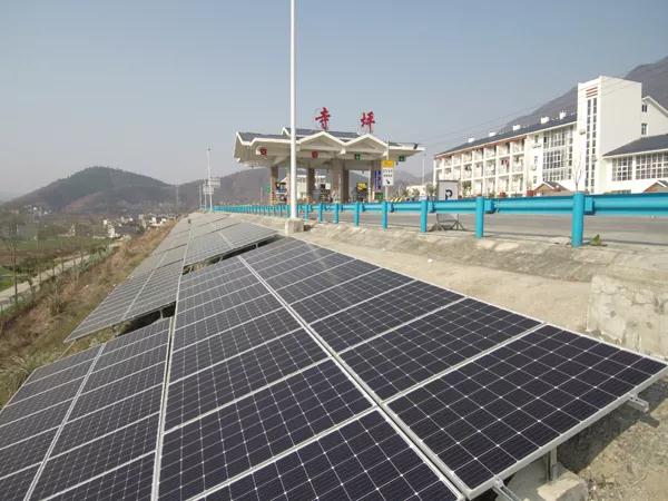 又一高速光伏項目亮相并網(wǎng) 年發(fā)電1000萬千瓦時!