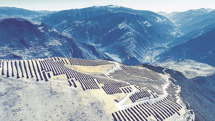 四川阿壩: 3800米雪山頂“長出”光伏產業