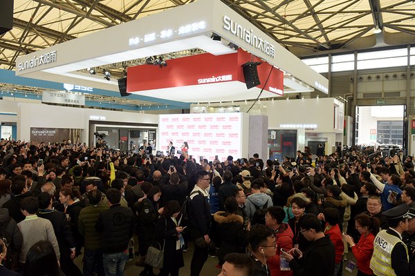 太陽雨攜手林志玲開啟新能源科技千人盛宴燃爆全場，引領AWE首日人氣最高潮