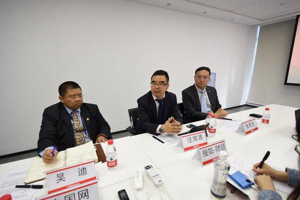TUV南德意志大中華集團管理服務部總監(jiān)汪微波先生（中）接受媒體采訪