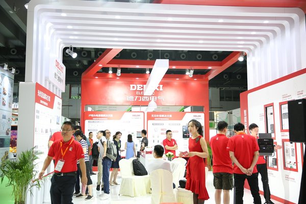 中國南方電網公司科技部副主任鄭耀東先生參觀德力西電氣展臺