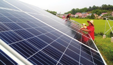 6月20日，在江西峽江縣硯溪鎮金坊村光伏電站項目現場，工人在加緊施工。