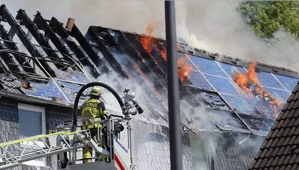 德國一民宅屋頂太陽能電站起火,整個(gè)屋頂燒成“骨架”