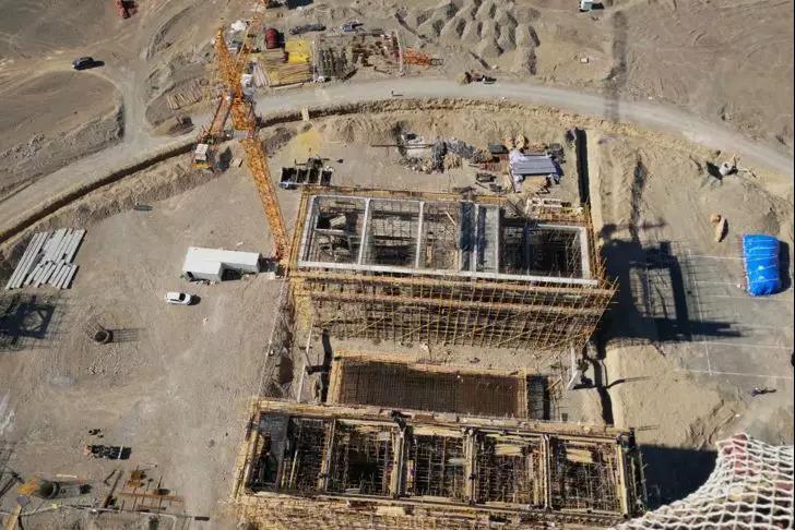 中電工程哈密50MW塔式光熱發電項目廠前區封頂，吸熱塔施工至94米