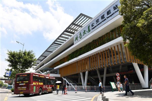 樓“頂”2100多塊光伏板公交站一年節電60萬度