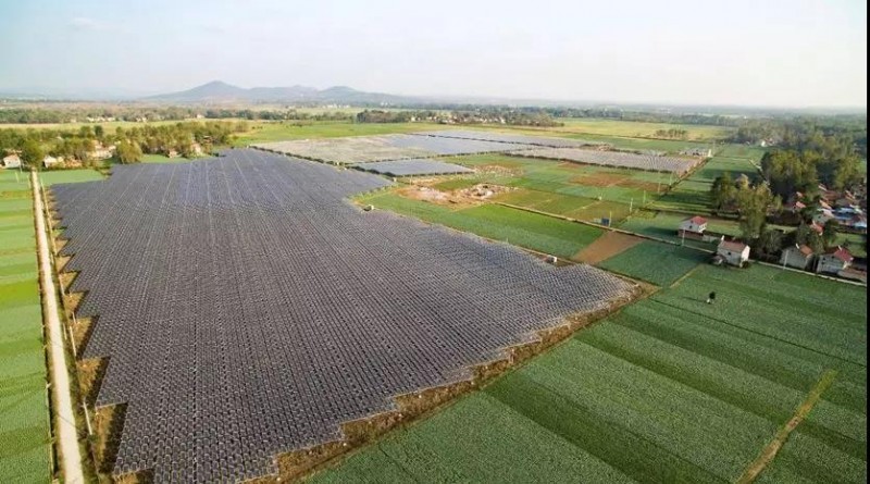 據央視記者報道,近日,錦浪科技助力湖北省宜城王集鎮觀音村,采用典型的“農光互補”模式,實現了全村人共同“生態收益”的目標,引起了廣大人民群眾的熱烈反響。 走進光伏電站區,首先映入眼簾的是一片藍汪汪的光伏海洋,一望無際,若是走近仔細一看,才發現這么一大片區域里不完全是光伏板,原來在光伏板下邊還有另一片“柳暗花明”的天地,綠油油的青菜鋪滿整塊地面實在好看極了。 據記者報道,這便是觀音村這兩年響應國家“精準扶貧”和“光伏扶貧”政策,投資2億元建成20MWP“農光互補”地面光伏電站。此電站光伏支架采用的是同景新能源的跟蹤支架,逆變器采用了錦浪科技公司的50kW逆變器,以它相對較小的外形,為運輸免去了不少成本,提供了便捷安裝;4路MPPT接入,每路額定28.5A,兼容大功率組件,設計更靈活;充分的冗余設計保障逆變器長壽命可靠運行。 同景新能源有限公司總經理郤維平在現場對記者解釋,“我們主要的優勢是跟蹤,我們有500臺跟蹤器可以自動跟蹤,也就是我們常說的‘光伏板跟著太陽走’,這樣他與其它電站相比,它是固定式的,我們的發電量同比要增加20%。”他接著說道,“我們不破壞土地,活動支架,我們平時看到的可能都是打樁式的,而我們這個是小水泥塊,直接放在土地表面,可以自由移動。”這種獨特安全的安裝方式得到農民的大力支持。 據現場村民說,這里的主要農作物有黃精,桔梗,花生,魔芋等,以黃精價值尤為突出,黃精作為一種名貴藥材喜歡蔭涼,所以光伏板既全方位吸收了太陽能,又很好的為農作物起到了遮陽的作用;它的生長周期需要兩三年,然而價值非常可觀,給他們帶來相當不錯的收益。 王集鎮觀音村這種典型的“農光互補”模式,正是利用較少的投資獲得更多的利益,實現了“光伏脫貧”的“生態效益”的目的,還讓當地農民每年有了一份固定的收入。據統計,一畝地一年能收入5萬元,人均年收入可達2.5萬元以上。 國家近年來推行的“光伏扶貧”政策越來越深入人心,讓一批又一批的農民走上了脫貧致富的道路,我們也希望更多的農民能夠利用這種“農光互補”的模式,早日擺脫貧困生活,實現共同富裕。