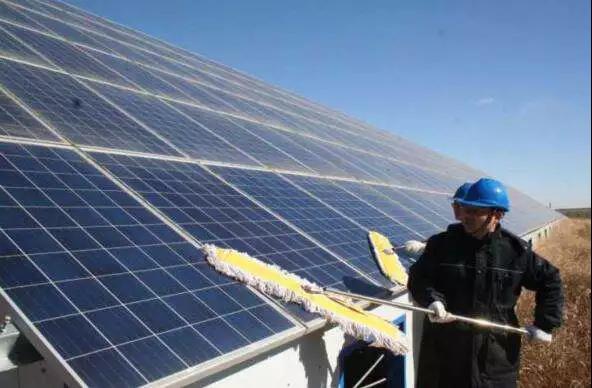 有創動光伏無水清潔機器人代班，咱光伏人國慶可以輕松浪啦！