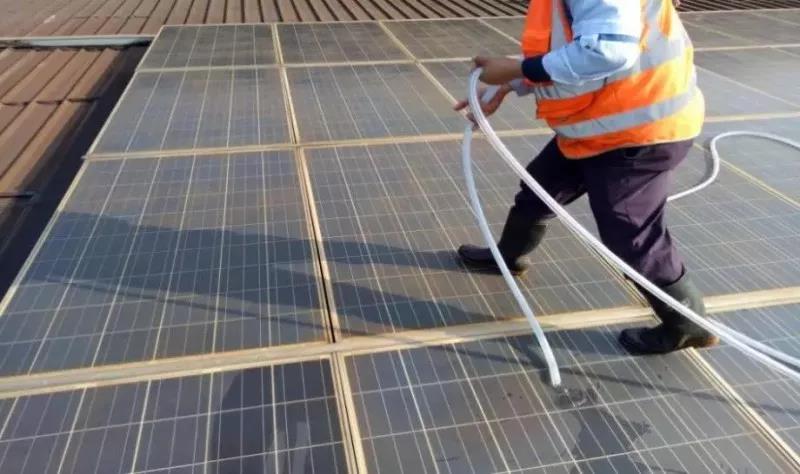 有創動光伏無水清潔機器人代班，咱光伏人國慶可以輕松浪啦！