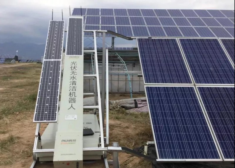 有創動光伏無水清潔機器人代班，咱光伏人國慶可以輕松浪啦！