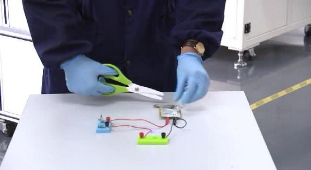 薄如撲克牌,能量密度可達(dá)400Wh以上!中國首條固態(tài)電池產(chǎn)線實現(xiàn)量產(chǎn)