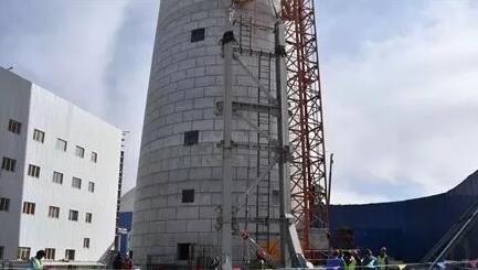 吸熱塔頂部鋼結構順利首吊--魯能海西州50MW塔式光熱發電項目