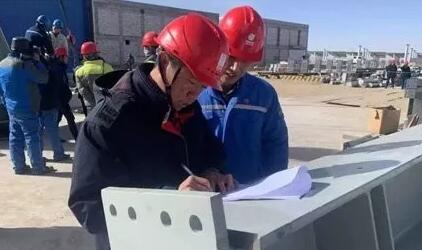 吸熱塔頂部鋼結構順利首吊--魯能海西州50MW塔式光熱發電項目