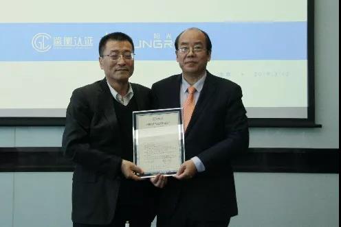 鑒衡向陽光電源、華為、禾望頒發國內首批逆變器新能標認證證書